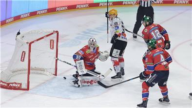 Berlins Torwart Jake Hildebrand kassiert das 0:2 der Fischtown Pinguins durch Alexander Friesen (nicht im Bild), nachdem Christian Wejse ihm die Sicht genommen hat.