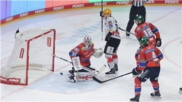 Berlins Torwart Jake Hildebrand kassiert das 0:2 der Fischtown Pinguins durch Alexander Friesen (nicht im Bild), nachdem Christian Wejse ihm die Sicht genommen hat.