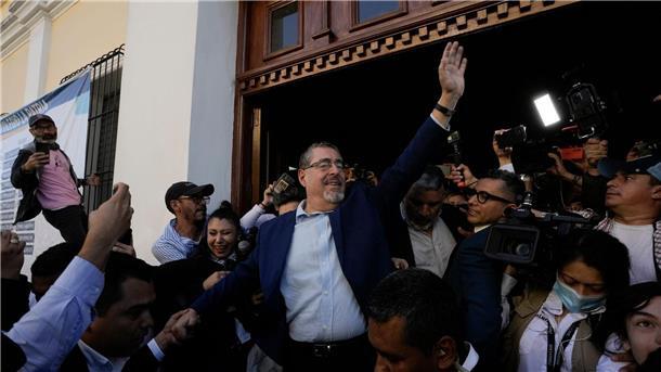 Guatemala stimmt über Staatschef ab Bernardo Arévalo (M) nach der Stimmabgabe. Er verkörpert die Hoffnung auf einen Wandel.