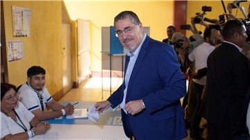 Bernardo Arevalo, Präsidentschaftskandidat der Partei Movimiento Semilla (Bewegung Saatkorn), gibt seine Stimme bei der Stichwahl der Präsidentschaftswahlen in Guatemala ab.