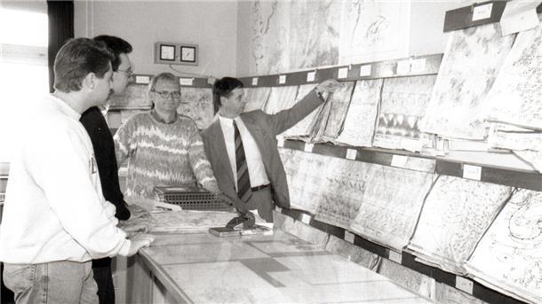 Bernd Albrecht (rechts) und sein Team bei einem Pressetermin (vermutlich in den 90ern) in der Geophysikalischen Beratungsstelle.