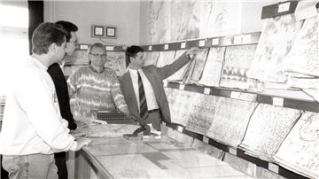 Bernd Albrecht (rechts) und sein Team bei einem Pressetermin (vermutlich in den 90ern) in der Geophysikalischen Beratungsstelle.