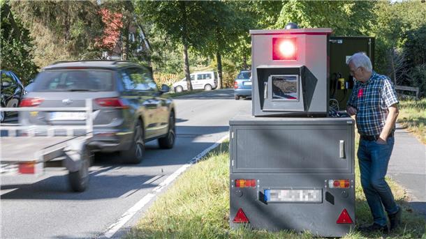 "Bernd" allein bringt es nicht: Der Kreis will an besonders gefährlichen Stellen fünf feste Radarfallen aufstellen, um die Autofahrer zum Bremsen zu bringen.