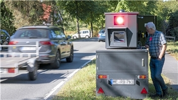 "Bernd" allein bringt es nicht: Der Kreis will an besonders gefährlichen Stellen fünf feste Radarfallen aufstellen, um die Autofahrer zum Bremsen zu bringen.