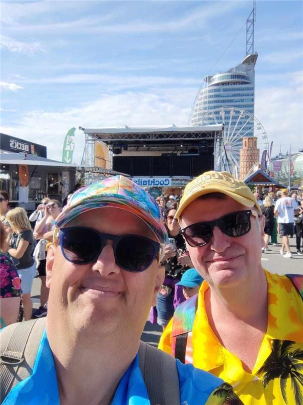 Ein Hoch auf euch! Das sind die Besucher der Maritimen Tage in Bremerhaven (Fotos) Bernd aus Hamburg (links) und Kalle aus München sind schon zum zweiten Mal bei den Maritimen Tagen in Bremerhaven. Mit dem 49-Euro-Ticket reisen sie durch Deutschland. Bald sind sie im Lübeck beim Christopher Street Day (CSD). Aber Bremerhaven hat es ihnen besonders angetan - nächstes Jahr wollen sie wiederkommen.
