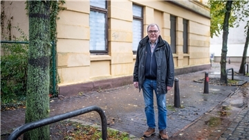 Bernd Brand vor dem Haus, in dem er als Kind aufgewachsen ist.
