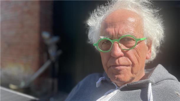 Warum das Reiterstandbild eines Oldenburger Grafen in Butjadingen steht Porträt Mann mit grüner Brille