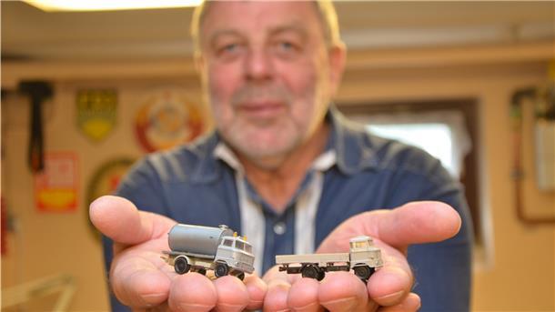 Mit Lupe und ruhiger Hand entstehen winzige Modelle Bernd Folkens von den TT-Bahnern zeigt, was aus einem Standard-Lkw (rechts) nach einem Umbau geworden ist.