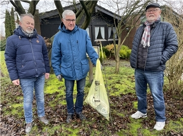 Bernd Lüttich, Dieter Schmidt und Uwe Möbius (von links) hoffen, dass sich ihre Müllstangen in der Praxis bewähren.