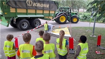 Bernd Pichlmeier erläuterte den Kindern anhand von Schautafeln den toten Winkel.