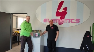 Bernd Sievert (links) mit dem Chef der Firma 4Elements, Bastian Pommert, und dem neuen Flyer.