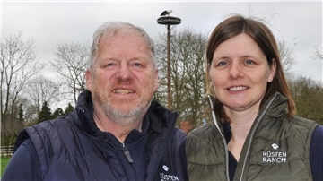 Bernd und Nina Bielen aus Moorsee vor ihrem Storchenhorst.