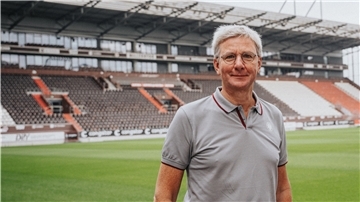 Ein Mann auf einem Fußballplatz.