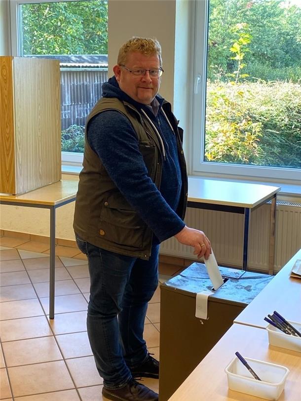Bernd Wölbern (SPD) gibt im Wahlkreis 54 seine Stimme ab.