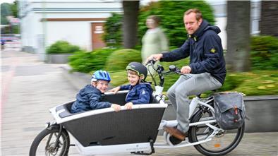 Bernhard Buchwald fährt mit dem Lastenrad nicht nur in seine Zahnarztpraxis, er transportiert damit die Kinder. Auch im Urlaub ist es für die Bremerhavener Familie unverzichtbar.