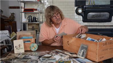 Bernhard Jaeger aus Cuxhaven hat unzählige Postkarten gesammelt. Hinter jeder dieser Karten steckt eine Geschichte, sagt er.