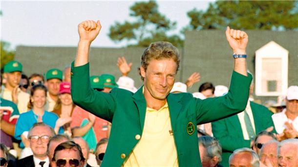 Bernhard Langer erhält für seinen zweiten Masters-Triumph 1993 das traditionelle grüne Jackett für den Sieger.