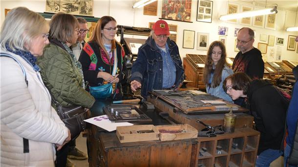 Reise in die Geschichte: Auf Exkursion im Handwerksmuseum in Bad Bederkesa Bernhard Nietner erläutert Material und Maschinen der ehemaligen Druckerei Holtze. Mit all ihren Zeugnissen der Geschichte des Druckens ist die Druckerei ein eigenes kleines Museum im Museum.