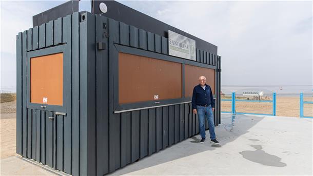 Weserstrandbad Bremerhaven: Was Besucher wissen müssen Bernhard Venhofen vor der Sandbank – Strandbadgäste werden jetzt auch von hier bewirtet.