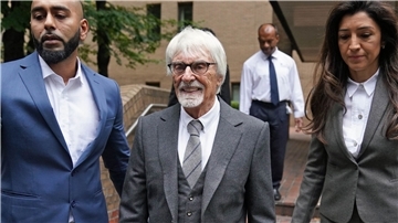 Bernie Ecclestone (m.) beim Verlassen das Southwark Crown Court in London. Sein Prozess beginnt in einem Jahr.