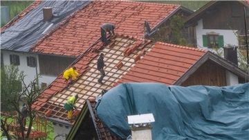 Beschädigte Dächer im bayrischen Bad Bayersoien.