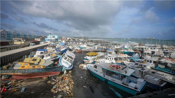 Schwerer Sturm „Beryl“ verliert an Kraft - sechs Tote Beschädigte Fischerboote liegen vor Bridgetown.