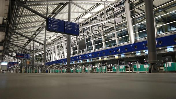 Warnstreik legt Flughäfen Leipzig/Halle und Dresden lahm Beschäftigte der Mitteldeutschen Flughafen AG sind in einen 48-stündigen Warnstreik getreten. (Archivbild)