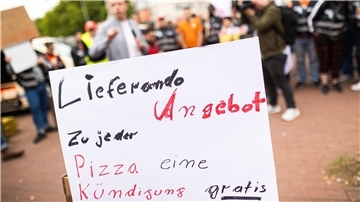 Beschäftigte des Essenslieferdienstes Lieferando nehmen an einer Kundgebung auf dem Weißekreuzplatz teil. Lieferando plant, den Lieferbetrieb in einigen Städten einzustellen.