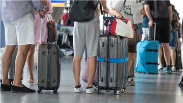 Flugpassagiere in der Abfertigungshalle