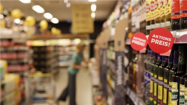 Händler erhöhen während Tarifverhandlungen erneut die Löhne Beschäftigte im Einzelhandel können sich über 10 Prozent mehr Gehalt im Vergleich zu den derzeit noch geltenden Tariftabellen freuen.