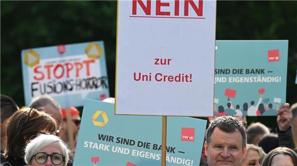 Beschäftigte nutzten die Commerzbank-Hauptversammlung 2025 zum Protest gegen eine mögliche Übernahme. (Archivbild)