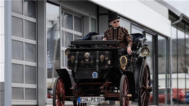 Besitzer Karl-Heinz Rehkopf kommt mit seiner Benz Victoria Nummer 99 zur Hauptuntersuchung auf dem Parkplatz vom TÜV Nord.