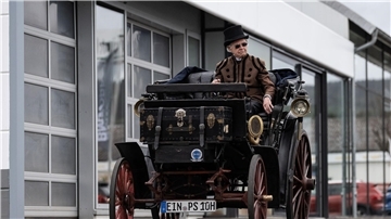 Besitzer Karl-Heinz Rehkopf kommt mit seiner Benz Victoria Nummer 99 zur Tüv-Hauptuntersuchung.