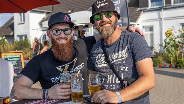 Gerstensaft, Ballonfahrten und Oldtimer: So liefen die Biertage in Abbehausen Zwei Männer trinken Bier