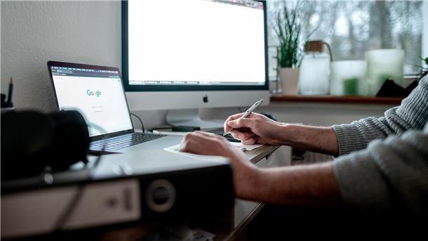 Wie Corona das Arbeiten verändert hat Besonders beliebt ist Homeoffice bei IT-Dienstleistern, Unternehmensberatern und bei Angestellten in der Werbung und Marktforschung.