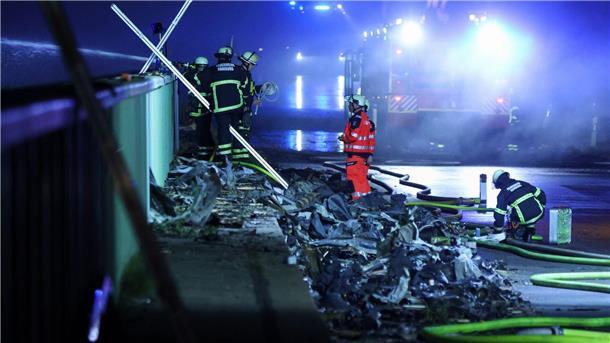 Größtes Feuer auf Gelände in Hamburger Hafen gelöscht Besonders gefährlich war der Einsatz aufgrund der umherfliegenden Metallteile. Gasdruckbehälter explodierten immer wieder im Feuer.