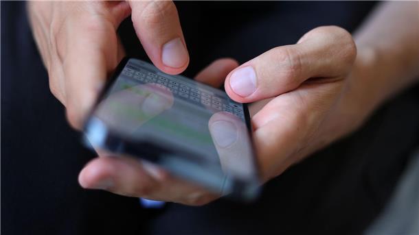 Deutlich mehr Kinder und Jugendliche mit Mediensucht Besonders seit der Pandemie verbringen manche junge Menschen zu viel Zeit mit Computerspielen und sozialen Medien.