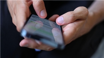 Besonders seit der Pandemie verbringen manche junge Menschen zu viel Zeit mit Computerspielen und sozialen Medien.