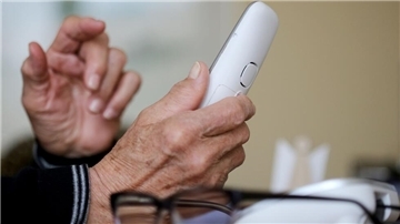 Eine Hand hält ein Telefon.