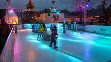 Cuxhavener Kaufleute kritisieren Vergabe des Weihnachtsmarkts scharf Besonders um eine Eisbahn geht es bei der aktuellen Weihnachtsmarkt-Debatte.