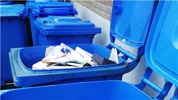 Eine blaue Tonne mit Papiermüll