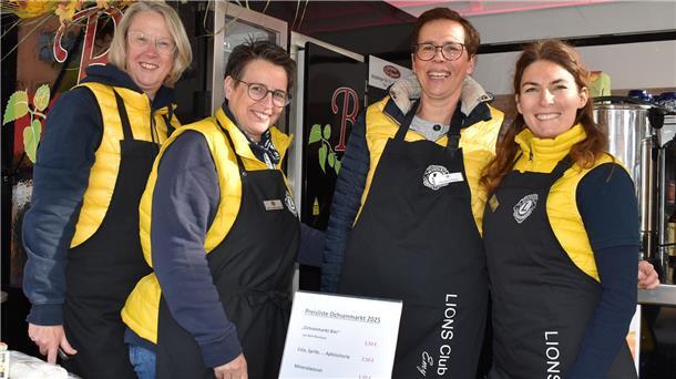 Vier Frauen in gelben Westen. Damen des Lions-Clubs auf dem Nordenhamer Ochsenmarkt.
