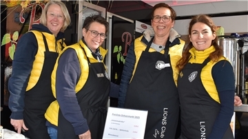Vier Frauen in gelben Westen. Damen des Lions-Clubs auf dem Nordenhamer Ochsenmarkt.