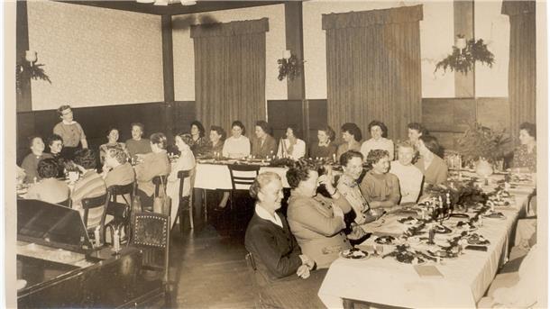 Advent und Weihnachten sind ohne Feiern nur halb so schön Beste Stimmung bei der Adventsfeier des Gesangvereins Nordenham im Parkhotel 1955 oder 1956.
