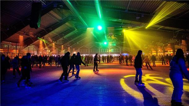 Discozeit und Hüttenzauber in der Eissporthalle Harsefeld Viele Eisläufer in der Eissporthalle Harsefeld