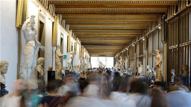 Museumsdirektorin sorgt in Florenz mit Kritik für Ärger Besucheansturm in der Uffizien-Galerie in Florenz.