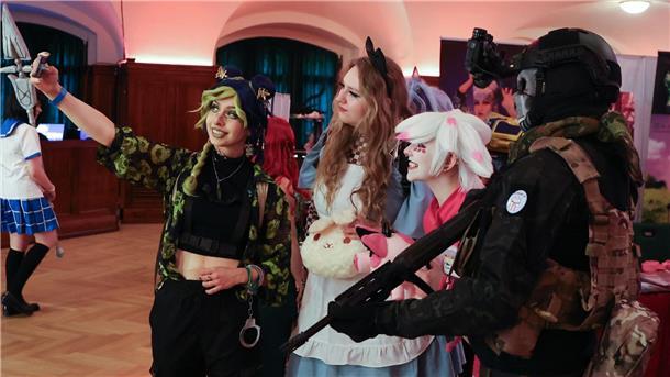 Bunte Kostüme bei Comic- und Spiele-Messe „JenaCo“ Besucher der Comic- und Spiele-Messe „JenaCon“ im Volkshaus in Jena.