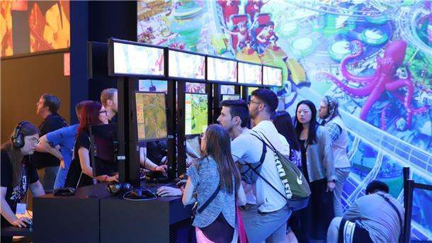 Besucher der Spielemesse Gamescom probieren neue Computerspiele direkt vor Ort aus.