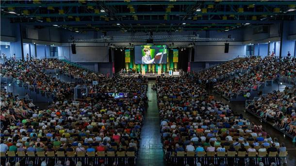 Wie predigt Künstliche Intelligenz? Kirchentag gibt Anworten Besucher des 38. Deutschen Evangelischen Kirchentages verfolgen eine Bibelarbeit.