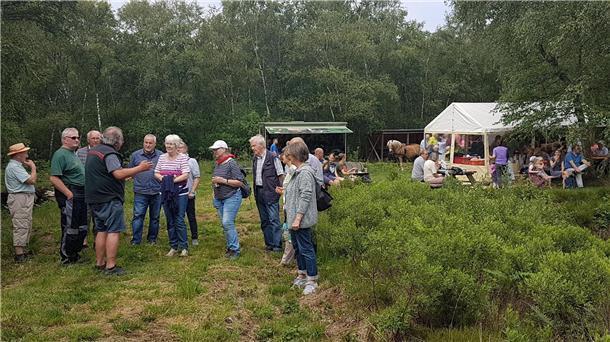 Besucher des Moorfestes in Tarmstedt. Der Moorpfad existiert seit über 20 Jahren.